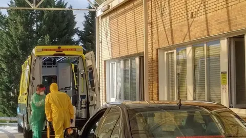Los an&aacute;lisis efectuados en el CHUO confirmaron el tercer caso en la comarca de COVID19. | FOTO: Xos&eacute; Lois Colmenero.