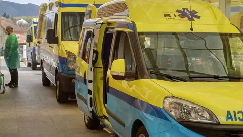 Servicio de Urgencias del Hospital de Ver&iacute;n, con varias ambulancias estacionadas. | FOTO: Xos&eacute; Lois Colmenero.