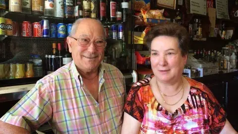 Perfecto Feij&oacute;o e Carme Zarraqui&ntilde;os, falecida esta ma&ntilde;&aacute;, propietarios do bar Helv&eacute;tico.