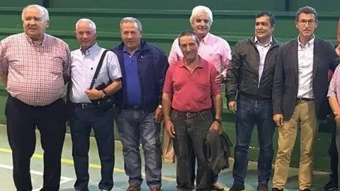 Seraf&iacute;n Augusto Dam&eacute;a, tercero por la izquierda, con compa&ntilde;eros del Partido Popular de Monterrei.