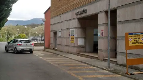 En el Hospital de Ver&iacute;n comenzaron a recogerse hoy las primeras pruebas desde el coche. | FOTO: Xos&eacute; Lois Colmenero.