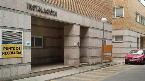 En la parte posterior del Hospital de Ver&iacute;n est&aacute; instalado el punto fijo de recogida de muestras. | FOTO: Xos&eacute; Lois Colmenero.