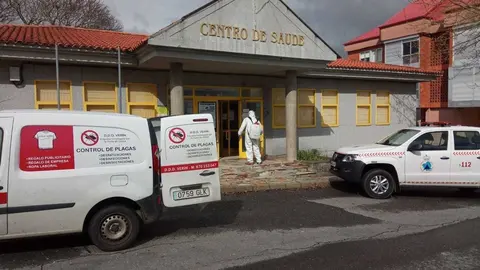 Un operario da empresa especializada iniciaba esta tarde os traballos de desinfecci&oacute;n do centro de sa&uacute;de local.
