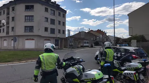 Guardia Civil de Tr&aacute;fico de Ver&iacute;n y Polic&iacute;a Local, a d&uacute;o, cantando "cumplea&ntilde;os feliz" a Enzo.