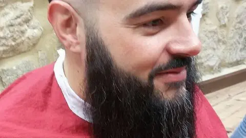 Un cliente de una de las peluquer&iacute;as de la villa, en pleno proceso de corte de cabello.