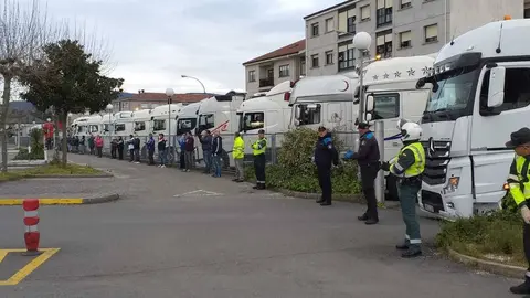 Formaci&oacute;n de la treintena de transportistas, delante del Hospital de Ver&iacute;n, homenajeando a sus profesionales. | FOTO: Xos&eacute; Lois Colmenero.