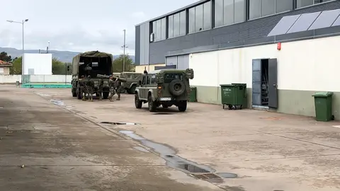 Militares do Ex&eacute;rcito de terra descargan material no pavill&oacute;n polideportivo da Granxa, en Ver&iacute;n.