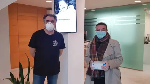 Sonia Atanes, directora de la residencia de ancianos San Marti&ntilde;o, recibe la donaci&oacute;n de la fundaci&oacute;n Dentalnova, representada por Antonio Justo.