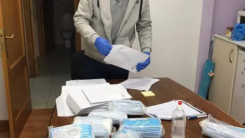 Vicente G&oacute;mez, o rexedor de Castrelo do Val, supervisando a mercador&iacute;a recibida.