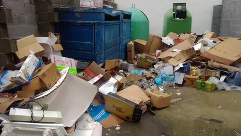 Un m&aacute;s que dudoso punto limpio de Ver&iacute;n.