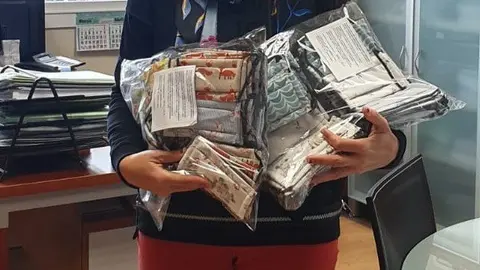 A alcaldesa de O&iacute;mbra, Ana Mar&iacute;a Villarino, coas m&aacute;scaras que xa est&aacute;n dispo&ntilde;ibles no concello.