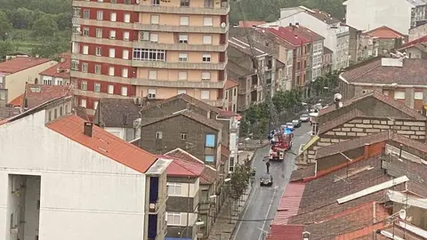 Al fondo de la imagen, el edificio del Carmen, sin parte del tejado.