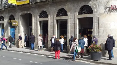 En las filas delante de las oficinas bancarias es casi imposible respetar la distancia de seguridad. | FOTO: Xos&eacute; Lois Colmenero.