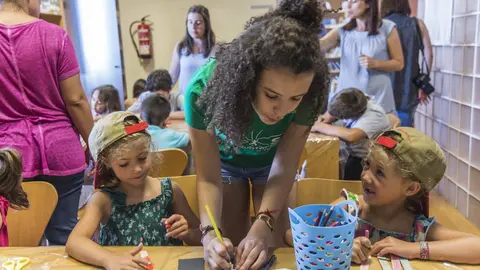 Unha voluntaria da Biblioteca Municipal de Ver&iacute;n, nunha das s&uacute;as actividades de manualidades.