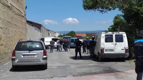 &Aacute; esquerda, a furgoneta na que foi atopado o corpo sen vida do home de 46 anos. | FOTO: Xos&eacute; Lois Colmenero.