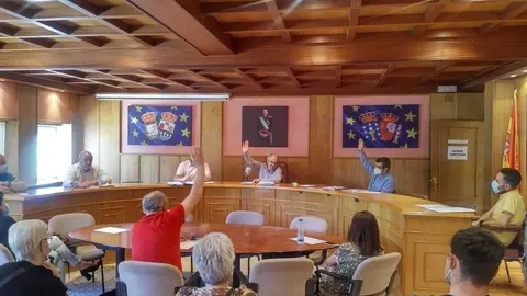 Los tres ediles del PSOE se quedaron solos votando sus presupuestos. | FOTO: Xos&eacute; Lois Colmenero.
