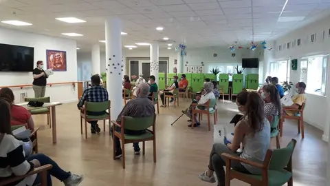 A direcci&oacute;n do centro de d&iacute;a Raiola mantivo unha reuni&oacute;n cos familiares dos usuarios.