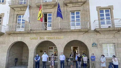 Parte da Corporaci&oacute;n municipal, con alg&uacute;n funcionarios, acudiron logo do pleno ao minuto de silencio convocado diante da Casa do Concello polos falecidos da pandemia. | FOTO: Carlos Montero.