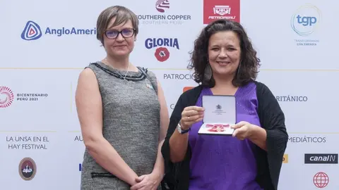 Cristina Fuentes La Roche, mostrando la medalla otorgada por S. M. La Reina de Inglaterra. | FOTO: Hay Festival.