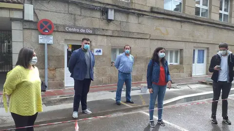 Chelo Ferreiro, directora de Raiola (esquerda), e Noa Presas, no centro, esta ma&ntilde;&aacute;. | FOTO: Xos&eacute; Lois Colmenero.