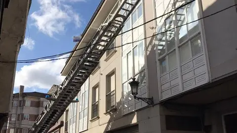 Los bomberos accedieron al segundo piso de la vivienda por una de las ventanas.