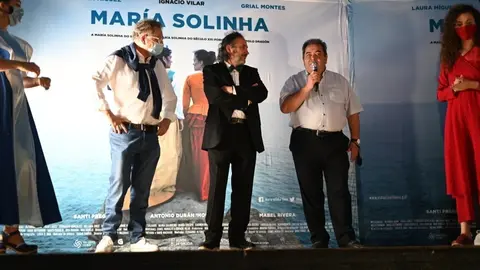 Roberto Verino, Ignacio Vilar (director do filme) e Gerardo Seoane, o alcalde, na gala de presentaci&oacute;n de Mar&iacute;a Solinha. | FOTO: Noelia Caseiro.