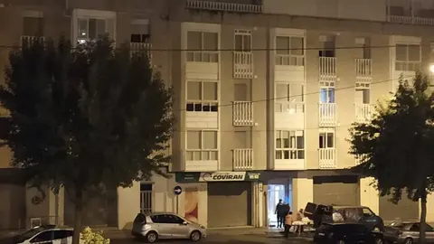 O cad&aacute;ver do home atopado morto na avenida de Castela foi retirado do domicilio pasadas as 23:30 horas deste venres.