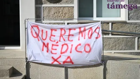 Pancarta colocada diante das portas do consultorio. | FOTO: Noelia Caseiro,