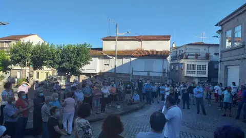 Os veci&ntilde;os de Albarellos mantiveron unha asemblea na praza &Aacute;ngel Medeiros. | FOTO: Xos&eacute; Lois Colmenero.