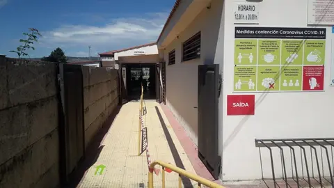 Nas piscinas da Granxa est&aacute;n perfectamente delimitados os corredores de entrada e sa&iacute;da. | FOTO: Carlos Montero.