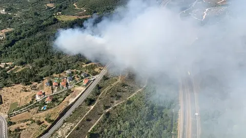 Primeiros instantes do lume que esta tarde arrasou 6 hect&aacute;reas nos montes de &Aacute;bedes. | FOTO: Brigada do Maroxo.