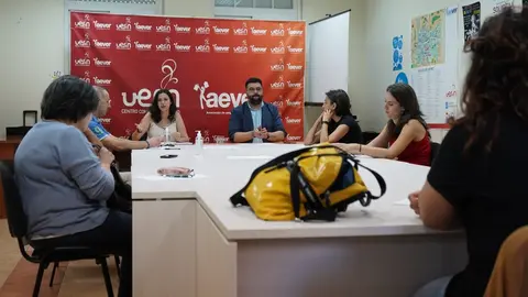 Noa Presas e Diego Lourenzo, con representantes da asociaci&oacute;n de comerciantes de Ver&iacute;n, Aever.