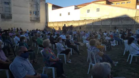 O mitin do Partido Popular celebrouse no campo de f&uacute;tbol da escola mercedaria da vila. | FOTO: Xos&eacute; Lois Colmenero.