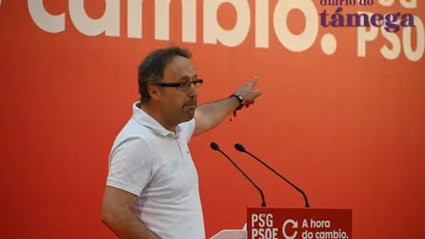 Juan Carlos Francisco, asegurando que "n&oacute;s non renunciamos &aacute;s nosas siglas". | FOTO: Noelia Caseiro.