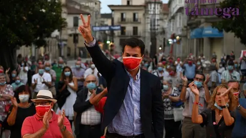 Gonzalo Caballero, logo de rematar o mitin na praza Garc&iacute;a Barb&oacute;n de Ver&iacute;n. | Noelia Caseiro.