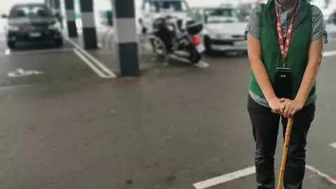 Eva Salgado, a las puertas del Mercadona de Xinzo, con su bast&oacute;n. | FOTO: Luis Veloso.