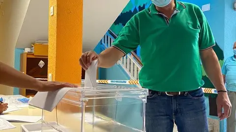 Rafael P&eacute;rez, o rexedor da Mezquita, o pasado domingo exercendo o seu dereito &oacute; voto.