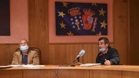 Pablo Pazos, a la derecha del dimisionario Jes&uacute;s Blanco, en el pleno del pasado 16 de junio en Laza. | FOTO: Noelia Caseiro.
