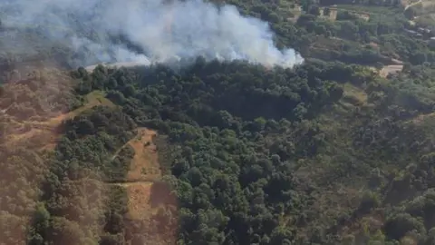Primeiras imaxes do lume declarado cerca de Guimarei, en Monterrei. | FOTO: Diario de un bombero.