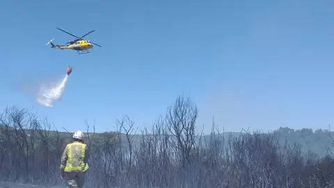 O &uacute;nico helic&oacute;ptero desprazado nas labores de extinci&oacute;n do lume en Guimarei. | FOTO: Xos&eacute; Lois Colmenero