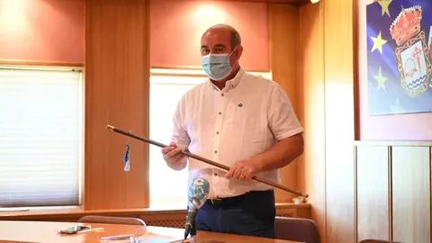 Jos&eacute; Ram&oacute;n Barreal Novo, sosteniendo el bast&oacute;n de mando en el Concello de Laza, 13 meses despu&eacute;s de perderlo. | FOTO: Noelia Caseiro.