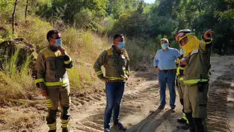 O conselleiro de Medio Rural, Jos&eacute; Gonz&aacute;lez (no centro), conversa con efectivos das brigadas do seu departamento. | FOTO: Medio Rural.