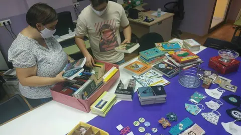 Persoal de Femuro seleccionando os artigos que este martes e xoves estar&aacute;n &aacute; venda na s&uacute;a conta de Facebook. | FOTO: Cedida.