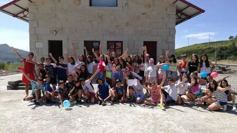Os x&oacute;venes verinenses estiveron acampados na Mezquita o pasado ver&aacute;n. | FOTO: Concello de Ver&iacute;n.