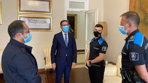 Desde la izquierda, Germ&aacute;n Costoya (concejal de Seguridad Ciudadana), &Aacute;ngel Mato (alcalde de Ferrol), &Aacute;lex Vilela (el agente verinense) y Jos&eacute; Antonio Chao (jefe del cuerpo de la Polic&iacute;a Local de Ferrol). | FOTO: &Aacute;ngel Casti&ntilde;eira.
