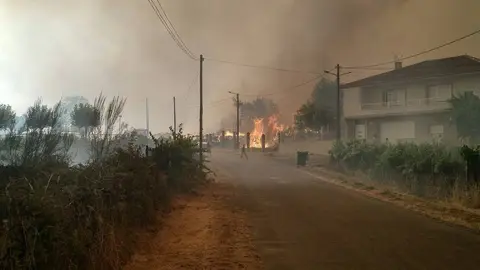 As lapas po&ntilde;en en serio perigo as vivendas en San Cristovo (Monterrei). | FOTO: Xos&eacute; Lois Colmenero.