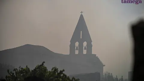 La iglesia y el cementerio de San Cristovo, rodeadas de humo. | FOTO: Noelia Caseiro.