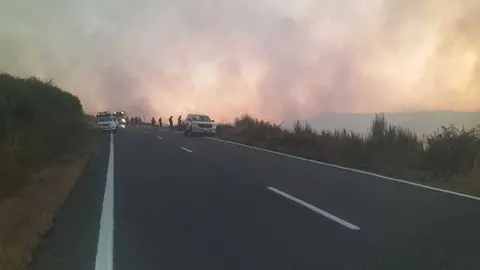O lume obriga a cortar a estrada OU-1013 entre Casas dos Montes e Espi&ntilde;o. | FOTO: XOs&eacute; Lois Colmenero