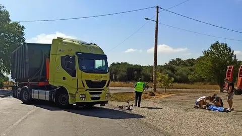 El tr&aacute;iler invadi&oacute; el carril por el que circulaba el ciclista. | FOTO: Guardia Civil.