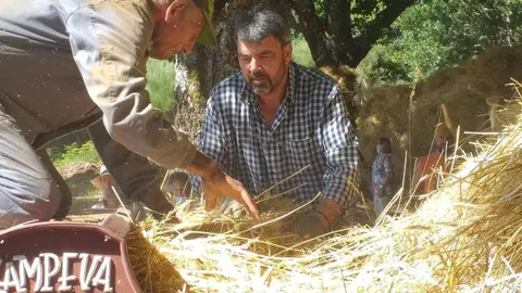 Jos&eacute; "Cazador" e Rafael P&eacute;rez, "alimentado" &aacute; malladora. | FOTO: Xos&eacute; Lois Colmenero.